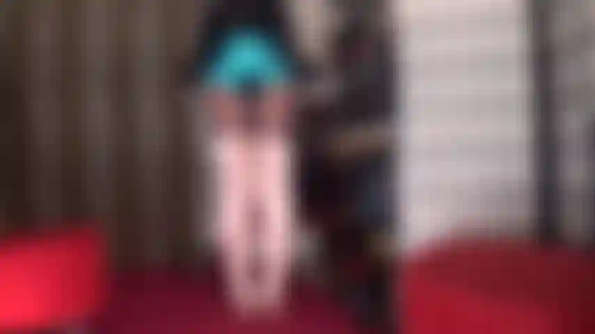 Aquablaue satinshorts – du liebst sie glänzend und in jeder farbe, einfach umwerfend in kombination mit overknee-stiefeln aus satin in rosa.