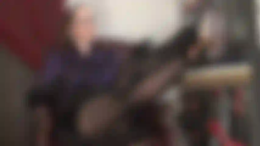 Deine sexy chefin, in lila satin gekleidet, erwartet dich sofort in ihrem büro, die beine auf dem schreibtisch. Du starrst seit einer woche jeden tag auf meine beine und füße. Diese beule ist eine schande für mein büro. Hier ist deine strafe.