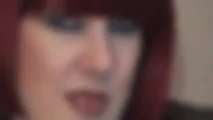 Was werden sie für diese faszinierenden blauen augen und glänzenden lippenstiftlippen tun …?