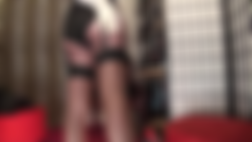 Strapon-dominanz und fußfetisch in sexy spitzenunterwäsche, satinhandschuhen und glänzenden strümpfen und strumpfbändern. Lutsche meinen schwanz und verehre meine wundervollen nylonfüße.