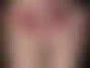 Rote satinhöschen und weiße glänzende strumpfhosen.