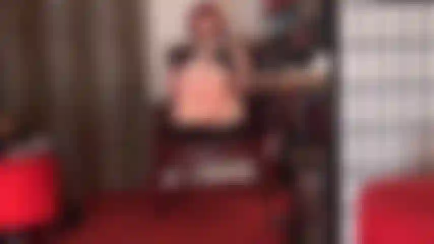 Eine fußverliererin – nichts macht dich so an wie der geschmack und geruch verschwitzter nackter füße. Stinkende füße ersticken dein gesicht, während ich deinen kleinen verliererschwanz wichse und mir wünsche, du könntest an diesem fußkäse knabbern und an den zehen lutschen.