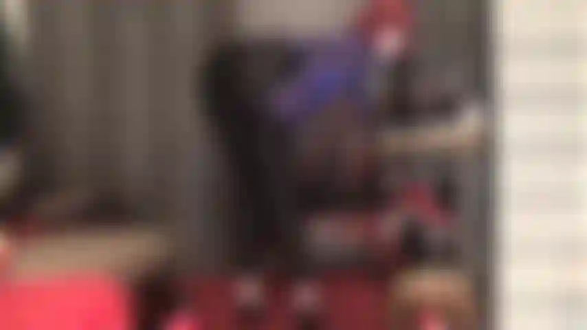 Lycra-leggings und satinblusen stehen auf mich – herrin liebt alles, was eng und glänzend ist. Diese hose lässt meinen hintern und meine beine unglaublich aussehen. Oh, wie gerne würdest du diese seidig weichen stoffe spüren...