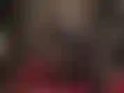 Die in schwarze und rote latexstrümpfe und schulterlange handschuhe sowie glänzende peeptoe-pumps schlüpft.