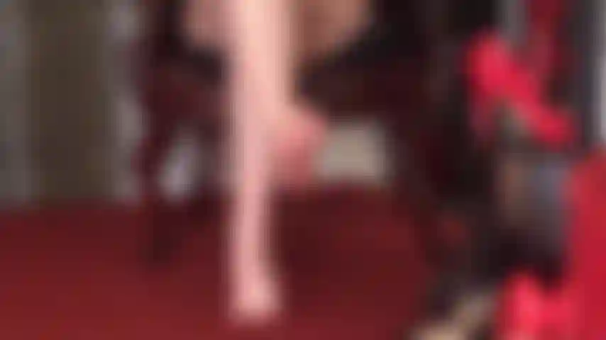 Nasse, glänzende sohlen kitzeln – herrin vivian neckt den fußliebhaber mit feuchten, weichen sohlen, gespreizten zehen und kitzelnden fingern.