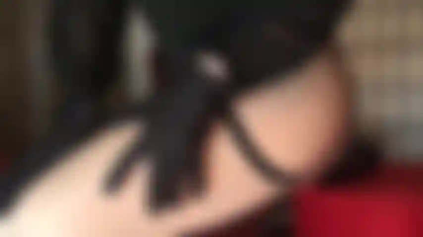 Die schönsten elfenbeinfarbenen nahtstrümpfe und strumpfbänder über den strümpfen.