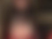Barfußfetisch – die herrin ölt ihre schönen nackten füße ein und neckt langsam mit hübschen zehen und weichen, faltigen sohlen.