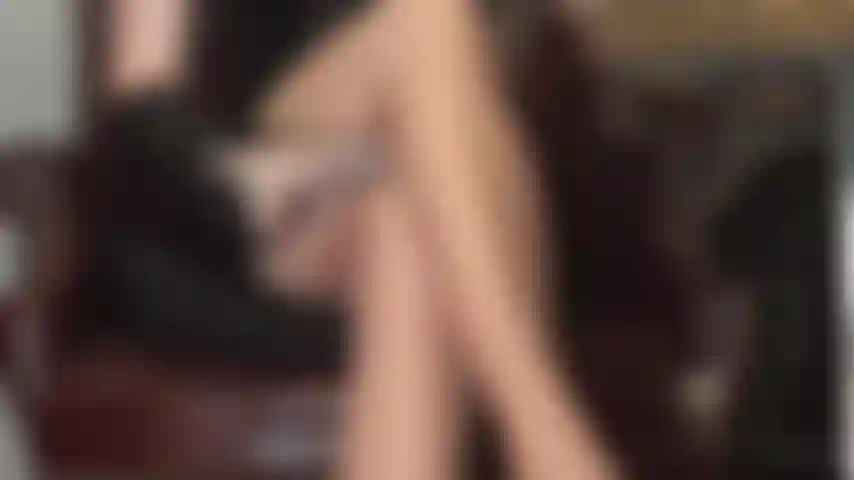 Fick meine beine, sklave! - Diese seidig weichen, hellbraunen strumpfhosenbeine sind so verlockend. Von jetzt an wirst du nur noch sex haben. Fick meine überkreuzten nylonbeine.