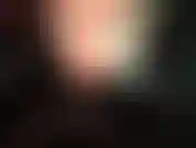 Eine latex-verführerin – ihre göttin sieht in engem, schwarzem, glänzendem gummi so gut aus, wie sie mit ihrem hintern und ihren latexfingern neckt.