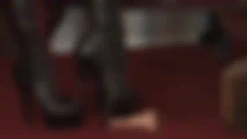 Stiefeltrampling – dein nutzloser sklavenschwanz erhält die strafe, die er verdient, indem er mit den lederstiefeln der herrin darauf getreten und mit ihrer peitsche und mehreren paar high heels geschlagen wird.