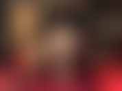 Glänzende strumpfhosenbeine, schritt, baumelnde nylonfüße. Herrin neckt mit langen nylonbeinen und dem, was dazwischen ist.