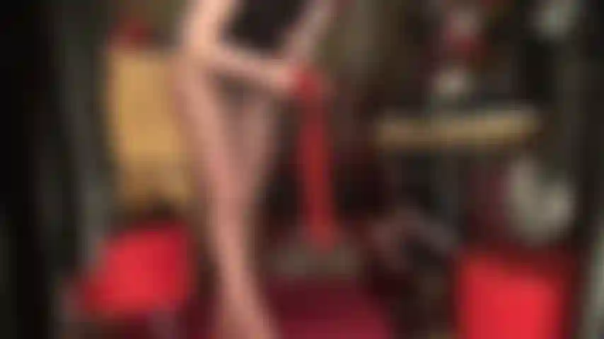 Glänzende nylonschichten mit einem riesigen schwarzen schwanz dazwischen, sph – herrin schiebt ihren riesigen bbc in die strumpfhose, wohl wissend, dass dein kleiner penis ihren großen nylonschwanz liebt.