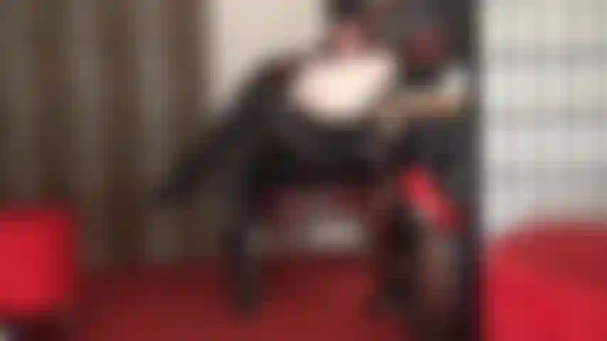 Ledergöttin-verehrung – nietenstiefel, lederhose, handschuhe, hut. Herrin vivian bringt dich beim anblick ihres sexy lederoutfits zum sabbern, während sie ihren stiefelabsatz streichelt, um deinen pochenden schwanz zu reizen. Aber du darfst dich nicht selbst berühren...