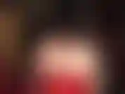 Herrin zeigt ihren wundervollen nackten hintern im roten tanga und spannt ihre pomuskeln an.