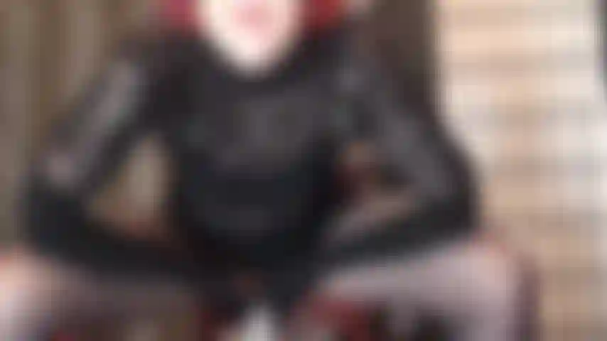 Mein großer schwanz braucht deinen schlampenmund. Mach weit auf, zunge raus, sauge das leckere sperma aus meinem schwanz.