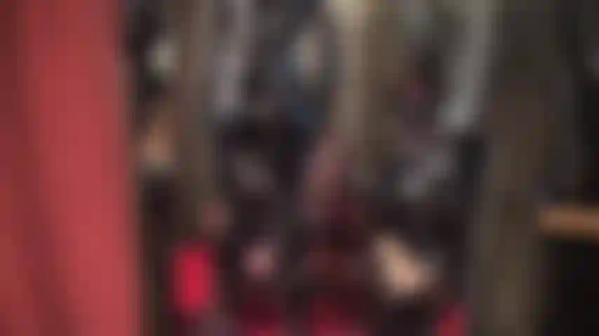 Eine herrin aus glänzendem pvc mit einem riesigen weißen schwanz und overknee-stiefeln. Würdest du nicht gerne ein pegging und einen kehlenfick von dieser domina bekommen?!