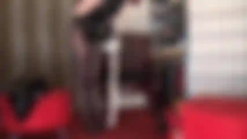 Ein riesiger schwarzer schwanz in strumpfhosen erregt dein kleines schwänzchen.