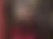 Heiße ledergöttin mit strap-on und glänzenden overknee-stiefeln.