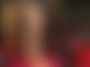 Eine heiße herrin in satin und lederhut, glänzenden strumpfhosen, die ihren riesigen weißen schwanz über deine beine und füße streichelt und dann für die körperanbetung ein sexy nylonhemd anzieht.