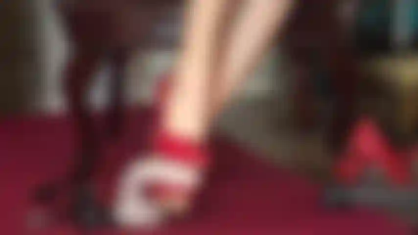 Die deinen sklavenschwanz mit scharfen stilettos quält.