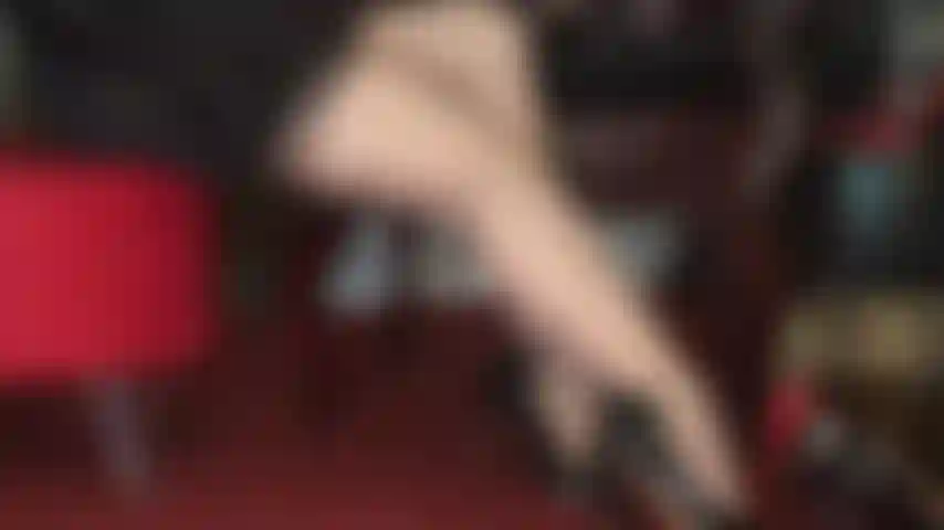 Strümpfe lassen dich streicheln – vollmodische nylonstrümpfe und strumpfbänder verführen, seidige nylonbeine, strumpfgürtel, satinhandschuhe und baumelnde glänzende pumps.