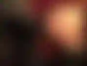 Eine gummidomina – latex-catsuit-fetisch und aufreizende handschuhe.