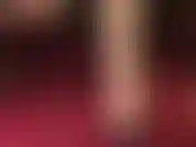 Fußfetischistin – baumelnde slingback-heels mit nackten füßen.