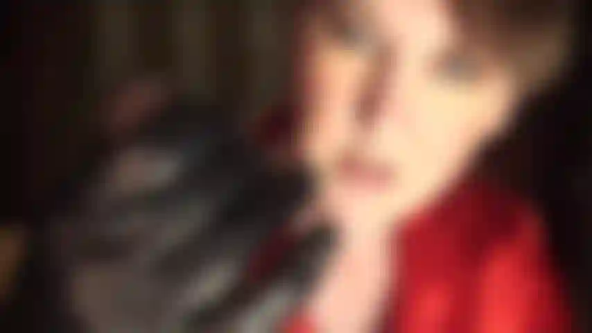 Cock tease & facesitting – die herrin neckt, kitzelt und schlägt deinen schwanz, um ihn mit ihren lederhandschuhen und ihrem fabelhaften arsch in einem engen lycra-rock und grauen, glänzenden strumpfhosen direkt in deinem gesicht trocken zu melken.