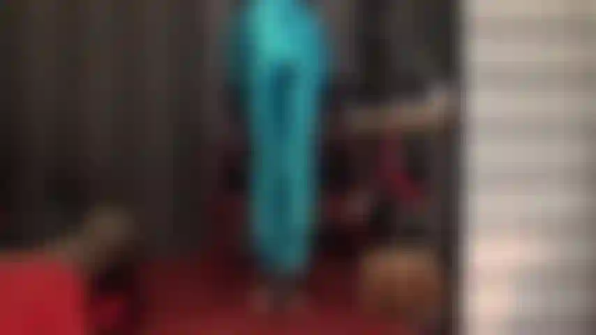 Leuchtend blaue satinjeans – diese hochglanzhose bringt den wundervollen runden hintern der herrin wirklich zur geltung.