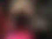 Leder- und strapon-dominanz – herrin vivian, in schwarzes leder gekleidet, stößt ihren riesigen bbc in deine engen löcher für ein gutes, hartes pegging.