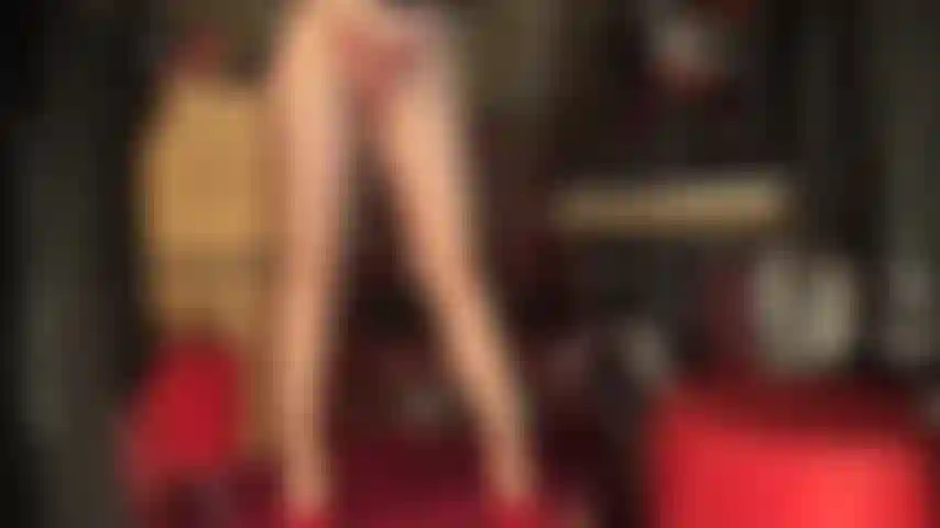 Ein roter tanga unter einer superglänzenden strumpfhose, mit roten stilettos und glänzenden handschuhen – deine nylongöttin kennt deine liebe zu sexy hautfarbenen strumpfhosen. Genieße meine beine, schenkel, meinen schritt und meinen hintern.