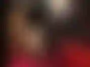 Die unglaublichen kurven der herrin in engem, glänzendem schwarz-weißem latex. Arschverehrung, fußfetisch, strumpfbeine, spuckfetisch.