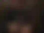 Setz dich auf meinen großen schwanz. Der strapon von jeff stryker ist mein favorit und ich weiß genau, wo ich mein sperma abladen will ... Tief in deiner weichei-fotze. Nimm platz, meine kleine schlampe.