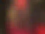 Bewundern sie herrin vivian in rot und schwarz – ein sexy bleistiftrock, der immer kürzer wird und immer mehr von diesen wunderschönen nylonbeinen enthüllt …