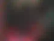 Trage lange latexhandschuhe und einen 20 cm langen schwarzen schwanz in meinem gummi-catsuit.