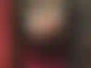 Habe kurze haare, ein glänzendes pvc-outfit, hohe stiefel und einen 20 cm langen schwarzen strap-on.