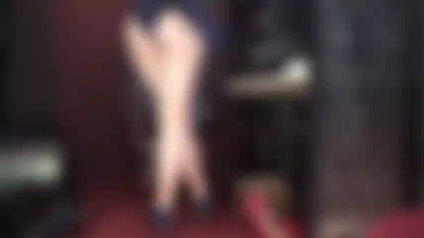 Wichse an meinem arsch, schnüffel an meinen schuhen und lecke meine füße.