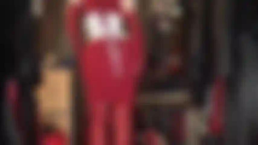 Lady in red – körperanbetung der wundervollen kurven der herrin in einem engen roten strickkleid, overknee-stiefeln aus leder und passenden handschuhen.