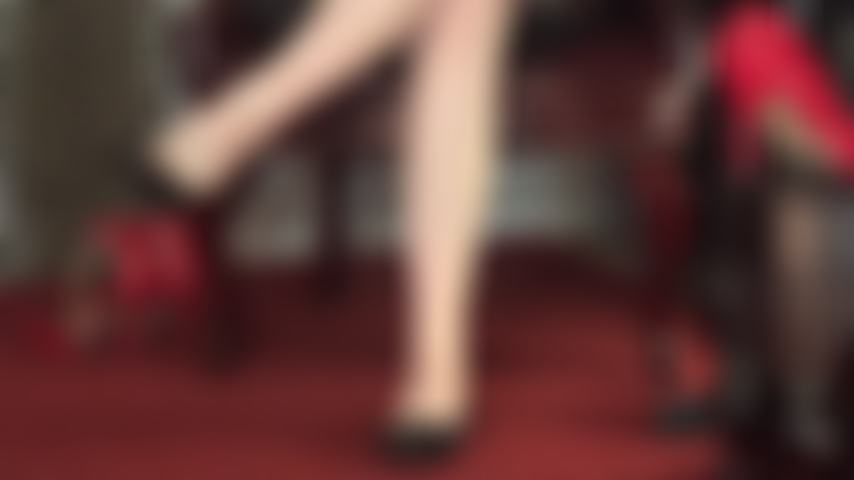 Und trage barfuß ballerinas – schnuppern sie an den nackten füßen und getragenen schuhen meiner herrin.