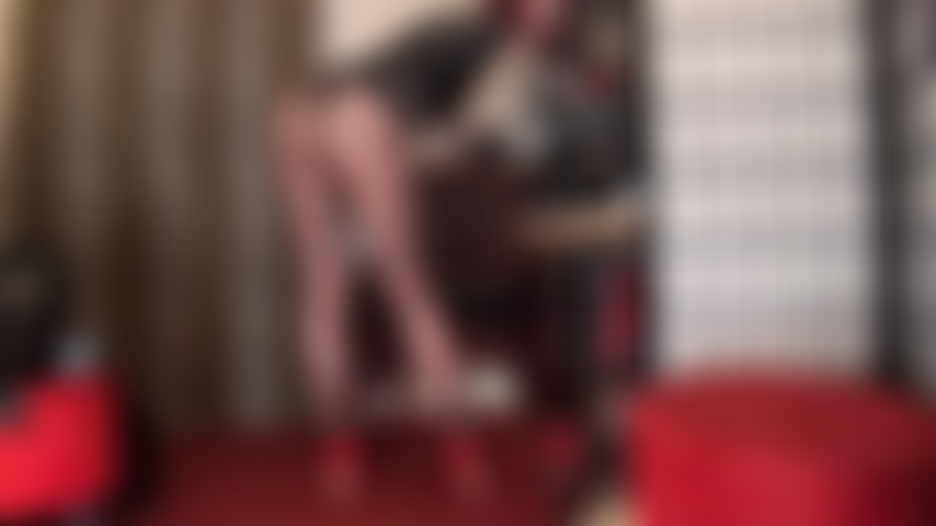 Arschverehrung in glänzenden schwarzen nahtstrumpfhosen und einem pvc-bodysuit, gefolgt von einem nackten arsch in einem tanga, der extra hochgezogen wird. ( Outfitwechsel inklusive).