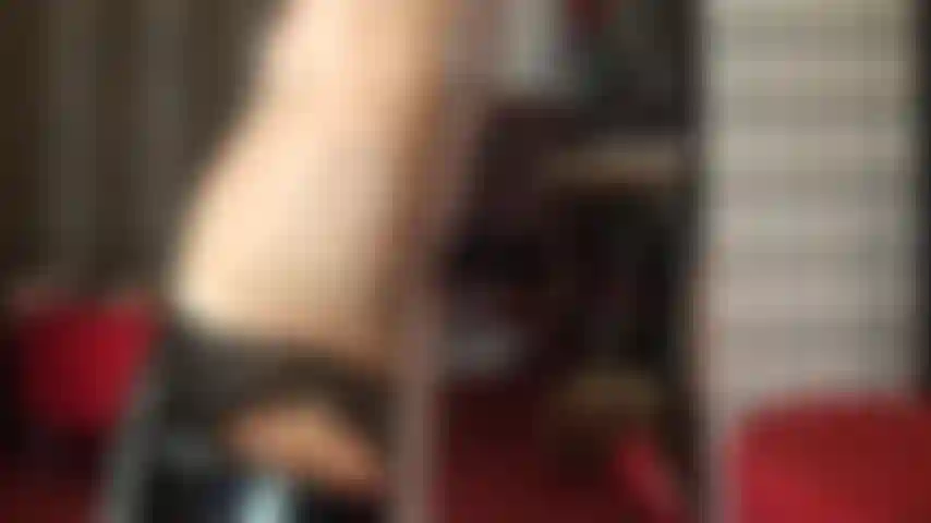 Eingesperrt, schwach und geil – konfrontiert mit deinem neuen leben in keuschheit, die herrin trägt die schlüssel an ihrem fußkettchen, dein schwanz schmerzt und tropft aus seinem käfig, während sie dich mit ihren perfekten langen strumpfhosenbeinen und peeptoe-heels neckt.