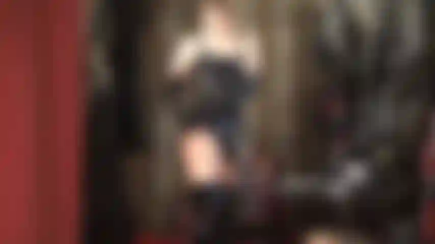 Gekleidet in ein sexy, glänzendes und knappes pvc-outfit mit korsett und hohen stiefeln. Die herrin gibt ihnen das harte pegging, das sie verdienen.