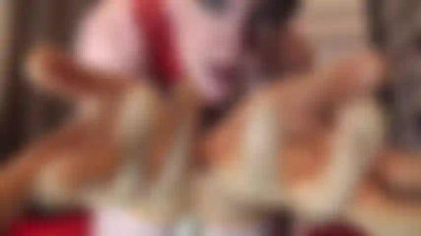 Poliere mein latex-outfit, lecke meine absätze und schmecke meinen speichel. Träumst du davon, mit deinen fingern über meine gummirundungen zu fahren, mein kleid zu polieren, meine absätze zu küssen und zu lecken, meinen köstlichen speichel zu trinken …?