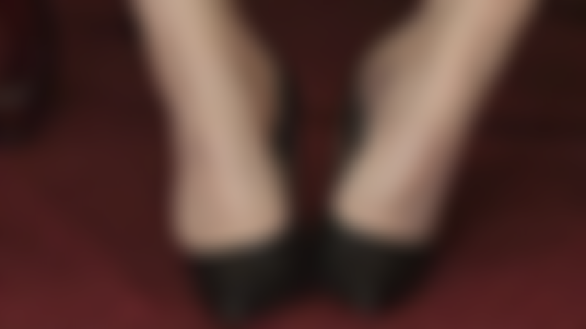 Verschwitzte strumpfhosenfüße machen dich an – dein leben als mein fußsklave beinhaltet abgetragene lederschuhe, stinkende füße und feuchte nylons direkt unter deiner nase, während dein sklavenschwanz von den fersen und füßen der herrin gemolken wird.