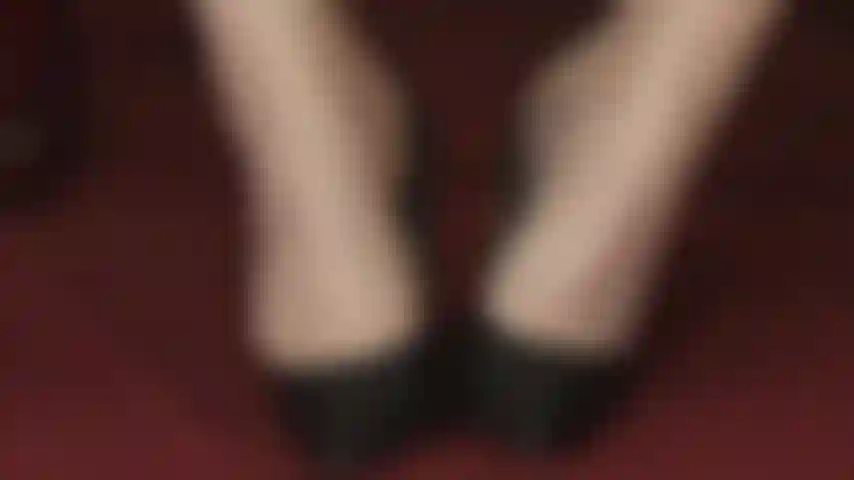 Verschwitzte strumpfhosenfüße machen dich an – dein leben als mein fußsklave beinhaltet abgetragene lederschuhe, stinkende füße und feuchte nylons direkt unter deiner nase, während dein sklavenschwanz von den fersen und füßen der herrin gemolken wird.