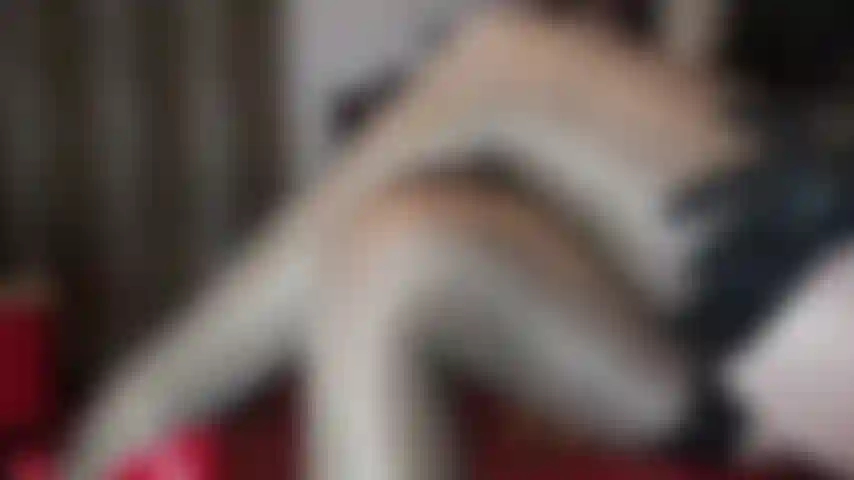 Glänzende strümpfe über hautfarbenen strumpfhosen und hautfarbenen nylonhandschuhen. Sie können weder den glänzenden strümpfen noch den hautengen, perfekten nylonhandschuhen widerstehen, die sie gerne überall und in sich spüren würden.