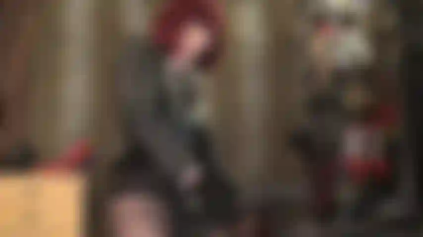 Wie viel spaß herrin vivian dabei hat, ihre riesigen schwarzen peniskugeln tief in ihr fickloch zu stoßen.