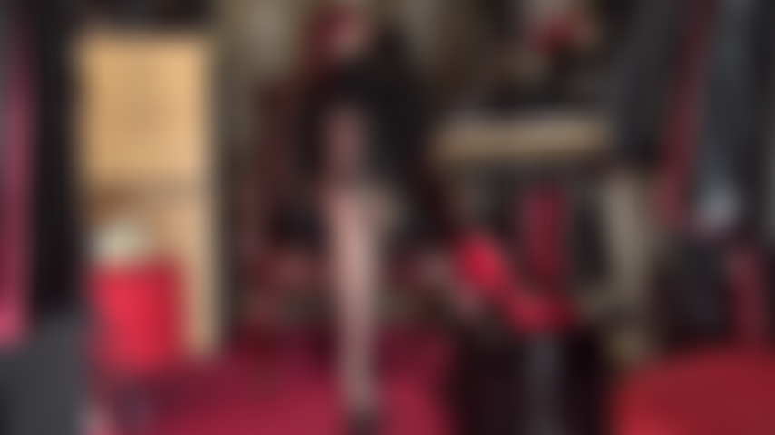 Steck deine nase in meine abgetragenen schuhe – süchtig nach dem geruch meiner stinkenden füße und abgetragenen schuhe. Alles, was du willst, ist, deine nase tief in meine absätze zu stecken, warm und feucht, sobald sie von meinen nylonfüßen abgehen.