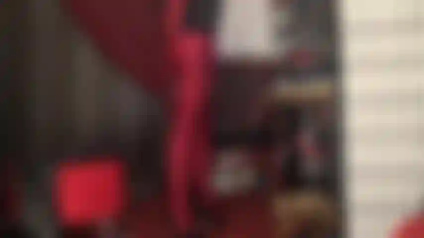 Mögen sie spandex-strumpfhosen? Dieses dunkelrote paar glänzender lycra-strumpfhosen wird sie heftig streicheln lassen.