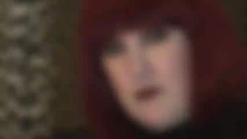 Schau mir in die augen. Verehre mein gesicht, meine zunge und meine dunkelroten lippenstiftlippen.